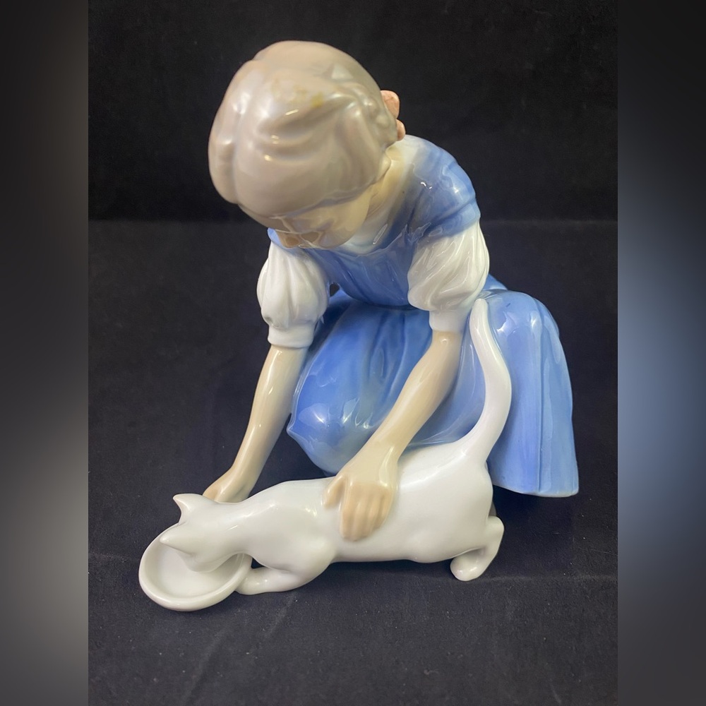 Bing & Grondahl B & G Denmark Porcelain Figurine Girl Feeding Cat Milk #1745